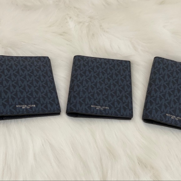 MK PASSPORT HOLDER - Picture 5 of 5